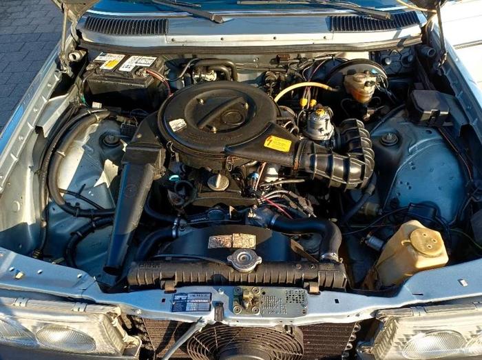 Compartiment moteur essence M115 d'une Mercedes W123 a l'atelier Rodage